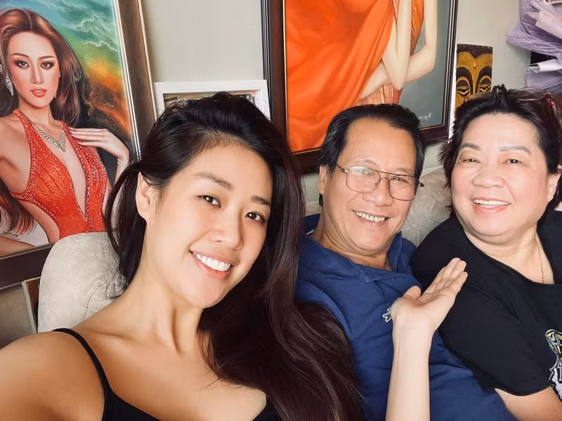 Khánh Vân tận dụng thời gian mùa dịch để bên cạnh ba mẹ. “Đôi khi chỉ đơn giản là ngồi trò chuyện cùng ba mẹ, cùng mẹ nấu ăn hoặc cùng ba ngồi pha trà, bấy nhiêu thôi Vân cũng thấy ý nghĩa lắm rồi”, nàng hoa hậu chia sẻ.