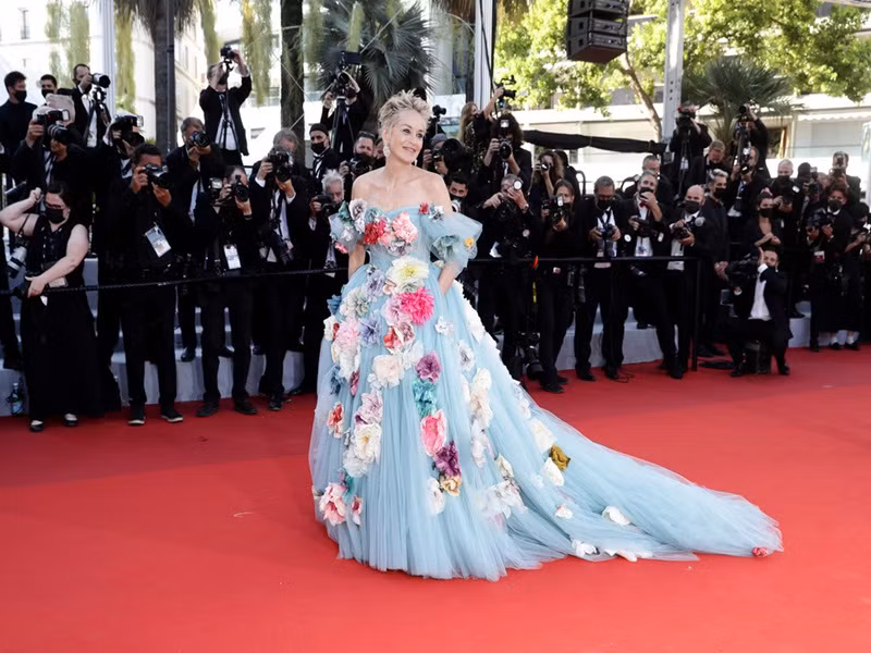 Sharon Stone khoe vẻ gợi cảm, trẻ trung trên thảm đỏ. Ảnh: Zimbio