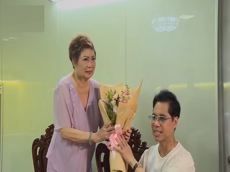 Mẹ của Ngọc Sơn luôn bên cạnh động viên, hỗ trợ con trai. Bà từng đi theo chăm sóc Ngọc Sơn mỗi khi đi diễn. Ảnh: HTV