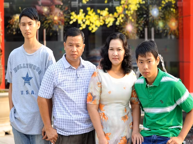 Theo Sàn diễn 24h, Lữ Đắc Long kết hôn với một phụ nữ Bến Tre tên Nguyễn Thị Thủy. Con trai lớn của nam diễn viên tên Lữ Bá Phúc, miệt mài với nghề sửa xe gắn máy, còn con trai thứ hai của anh tên Lữ Bá Thịnh theo nghề chụp ảnh và quay phim. Ảnh: Sàn diễn 24h