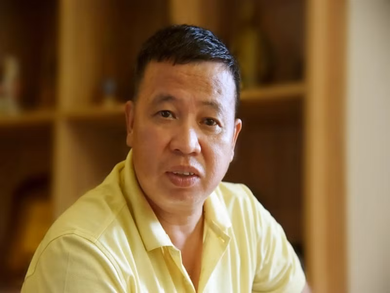 Lữ Đắc Long chăm làm từ thiện. Anh từng chụp ảnh ca sĩ Ngọc Sơn, rồi được chính tác giả mua lại bản copy với giá 10 triệu đồng. Nhiều nghệ sĩ khác biết ý nguyện của Lữ Đắc Long ủng hộ bằng cách mua lại hình của mình. Đợt đó anh thu được gần 100 triệu đồng. Số tiền này nam diễn viên cho hết vào quỹ từ thiện. Ảnh: Thế giới điện ảnh
