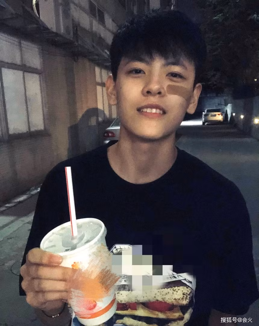 Yang Shuyu bắt đầu tập bóng rổ từ năm 10 tuổi. Đến năm 2017, cô được chọn vào đội tuyển bóng rổ nữ quốc gia. Năm 2019, cô được cử sang học tại ĐH Thể dục thể thao Bắc Kinh, sau đó lọt vào danh sách tập huấn năm 2021. Trong quá trình theo đuổi đam mê, Yang Shuyu từng gặp không ít khó khăn, nhiều lần chấn thương khiến việc tập luyện bị gián đoạn. Với tinh thần chiến đấu hết mình, từ một người ngồi trên ghế dự bị cô đã trở thành ngôi sao tỏa sáng.