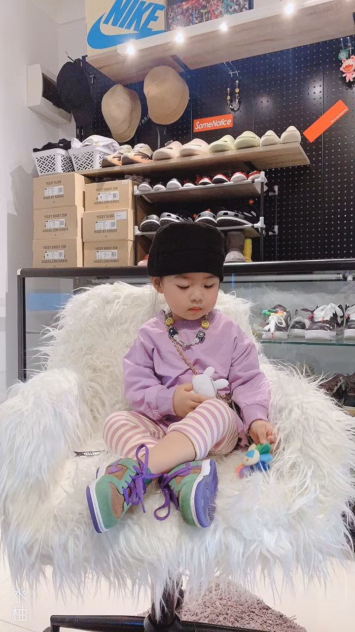 Bé gái người Việt 2 tuổi sở hữu bộ sưu tập giày cá tính Be gai nguoi Viet 2 tuoi so huu bo suu tap giay ca tinh