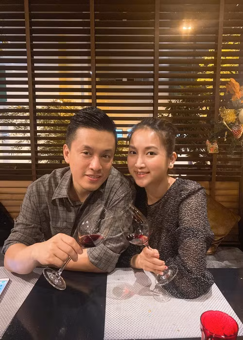 Vợ chồng Lam Trường giữ sự lãng mạn bằng việc thỉnh thoảng trốn con đi du lịch, có những buổi tối vừa uống, vừa thưởng thức nhạc trong thế giới của riêng hai người.