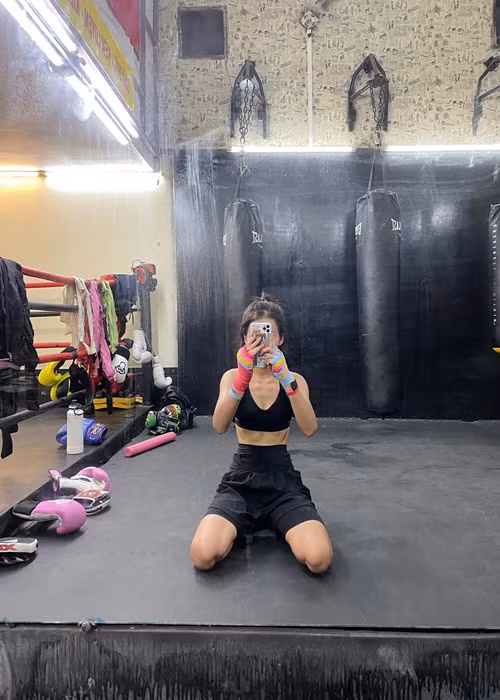 Nữ diễn viên yêu thích thể thao, đặc biệt boxing. "Từ năm 3 tuổi, mình đã tham gia nhiều môn thể thao khác nhau, nhưng chỉ đến khi tập boxing mình mới tìm thấy niềm đam mê thực sự luôn miệt mài tập luyện mỗi ngày. Khoảng thời gian học cấp 2, một phần do tuổi mới lớn nên mình ăn khá nhiều, cơ thể ngày càng béo ra. Lúc đó, mình thấy rất tự ti về thân hình. Nhờ boxing mà vóc dáng mình mới thon gọi lại được như ngày hôm nay", Khả Ngân chia sẻ.