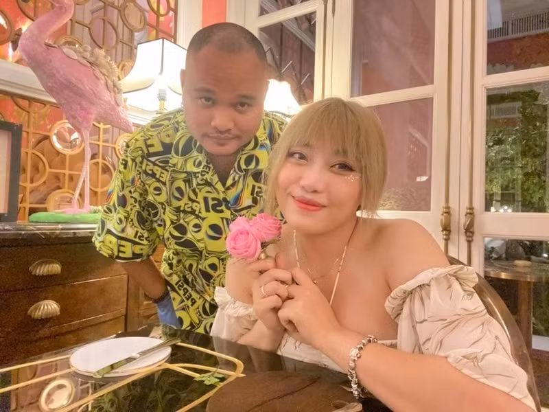 Vinh Râu gửi lời cảm ơn Minh Trang vì những kỷ niệm đẹp. Nam diễn viên hài khẳng định, anh và vợ cũ vẫn sẵn sàng hỗ trợ nhau khi cần. Anh còn nhấn mạnh: “Tôi vẫn sẽ bảo vệ Trang".