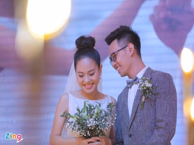 Ly hôn năm 2020 nhưng mãi đến tháng 4/2021, ca sĩ Hoàng Quyên mới chia sẻ thông tin hôn nhân đổ vỡ. Trên Zing, nữ ca sĩ cho biết, gia đình nhỏ của cô đã có một quãng thời gian khó khăn nhưng giờ đây đã tìm được cách khiến cho mỗi người tốt hơn. Ảnh: Zing