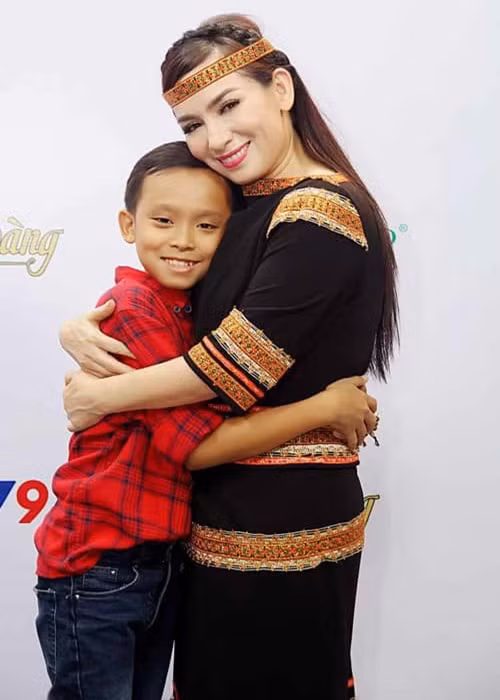 Gần đây, sau khi Hồ Văn Cường thi xong tốt nghiệp THPT, Phi Nhung lên tiếng về việc trả lại cát-sê trong 5 năm qua cho con nuôi như đã hứa. Cô cho biết, sẽ giữ lời hứa nhưng từ chối trả lời cụ thể để tránh khơi lại ồn ào.
