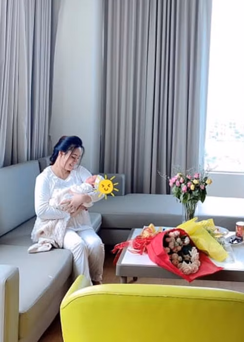 Ngày 14/7, fanpage của Vy Oanh chia sẻ hình ảnh nữ ca sĩ bên con thứ 3. 1 ngày trước đó, giọng ca "Đồng xanh" đăng tải check in tại phòng sinh.