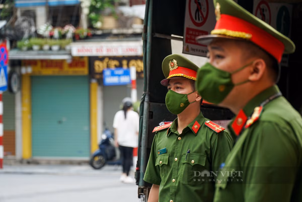 Trong ngày, lực lượng chức năng liên tục tuần tra, kiểm soát trên địa bàn. Mặc dù hầu hết mọi người đều chấp hành quy định, nhưng vẫn có một số ít không tuân thủ khi còn ra ngoài đi tập thể dục, không đeo khẩu trang.