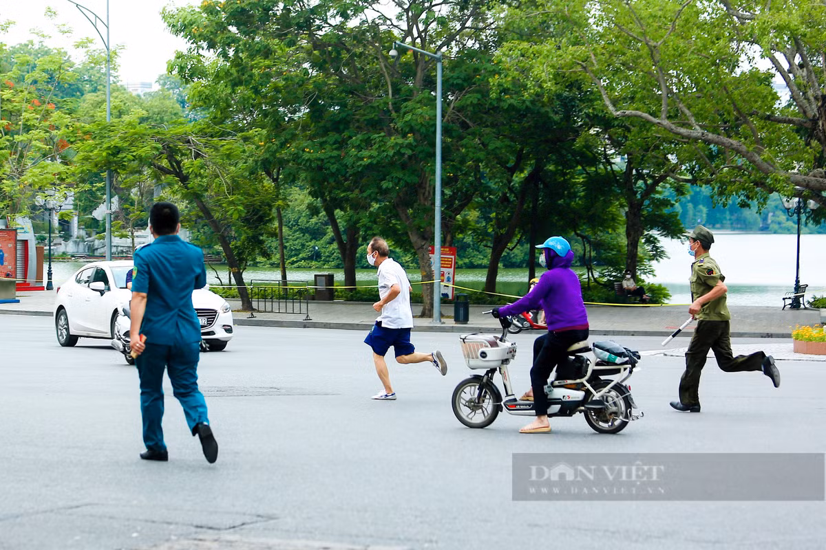 Thậm chí, một số người còn cố tình chạy, né tránh lực lượng chức năng.