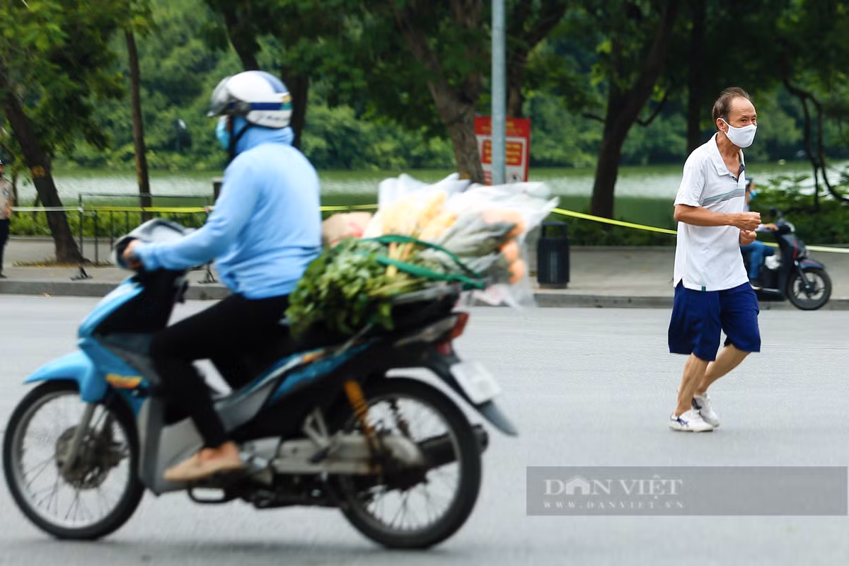 Khi đang làm nhiệm vụ tuần tra, lực lược chức năng đã bắt gặp trường hợp người dân vẫn vô tư tập thể dục trên quảng trường Đông Kinh Nghĩa Thục.