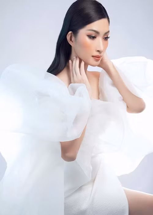 Nữ ca sĩ cho rằng may mắn của cô là có doanh nhân Minh Quân đồng cảm để chia sẻ công việc, chuyện con cái. “Anh là người sát cánh cùng tôi vượt qua nhiều chênh chao trong cuộc sống”, Hồng Nhung nói. Thế nhưng, cả hai cuối cùng vẫn chia tay.