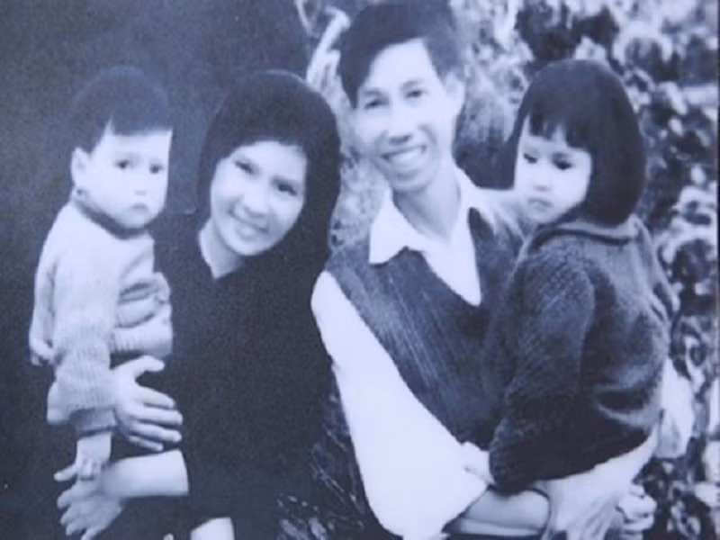 Ca sĩ Thanh Lam là con gái đầu lòng của cố nhạc sĩ Thuận Yến và nghệ sĩ đàn tranh Thanh Hương. 3 tuổi, cô được bố dạy hát và nghe đàn piano. 7 tuổi, Thanh Lam được mẹ dạy chơi đàn thập lục, tập hát các bài dân ca Việt Nam. Ảnh: VTC