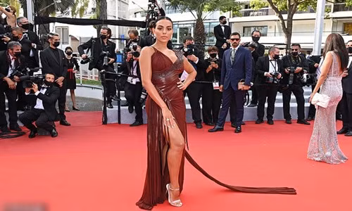 Ban gai C.Ronaldo dep hut mat tren tham do LHP Cannes 2021