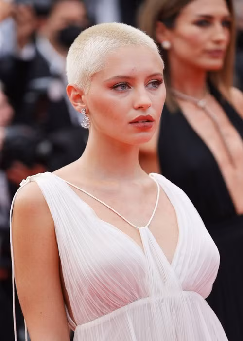 Nữ người mẫu sinh năm 2000 Iris Law cũng tham dự thảm đỏ Cannes 2021 ngày thứ 7.