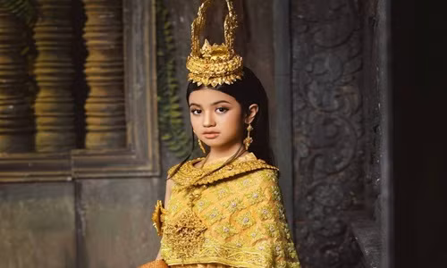 Tieu cong chua Campuchia buoc vao lang giai tri
