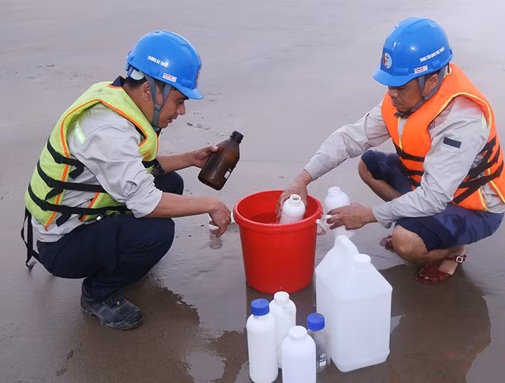 Nước biển ở Hà Tĩnh chuyển màu đỏ là do tảo nở hoa - Hình 2 Nuoc bien o Ha Tinh chuyen mau do la do tao no hoa-Hinh-2