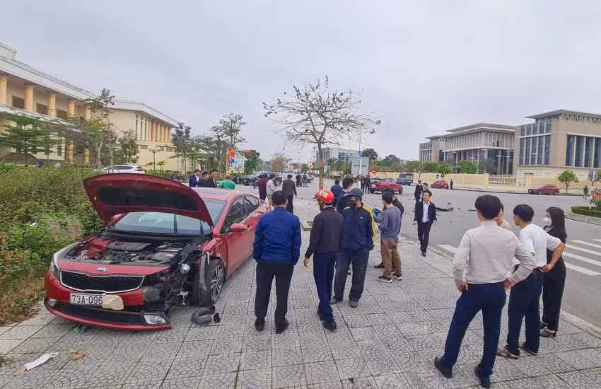 Hai tài xế nữ mất lái tông nhau, xe bẹp rúm ở Quảng Bình - Hình 2 Hai tai xe nu mat lai tong nhau, xe bep rum o Quang Binh-Hinh-2