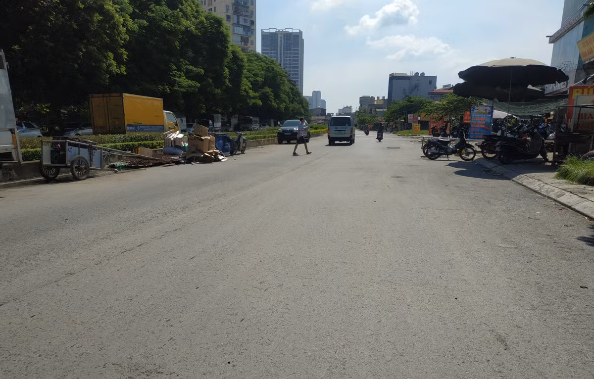 Hàng loạt ki ốt, nhà xưởng mọc bên đường Vành đai 2,5 đoạn qua khu đô thị Định Công.