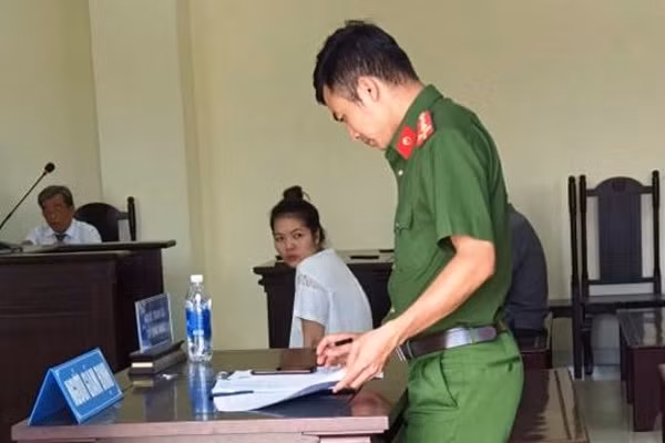 Trên đường đi, Hà nói về việc không còn tình cảm với anh L.T.V và đề nghị chấm dứt chuyện tình cảm nhưng anh L.T.V không đồng ý. Giữa anh L.T.V và Hà xảy ra mâu thuẫn, anh L.T.V dừng ôtô trước nhà 131 Lê Vãn. Tại đây, 2 người có lời qua tiếng lại và có chửi bới nhau, anh L.T.V dùng tay cào cấu gây ra các vết xước da ở vùng cổ của Hà.