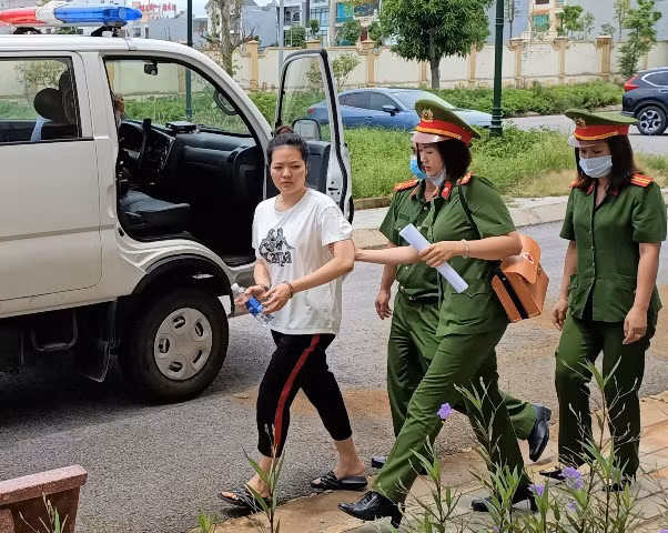 Theo cáo trạng, khoảng tháng 6/2019, Đỗ Thu Hà có quan hệ tình cảm với anh L.T.V. Trong thời gian này, Hà cho rằng anh L.T.V yêu không chân thành nên Hà đã nhiều lần đề nghị chia tay nhưng chưa được. Ngày 1/8/2019, Hà nhắn tin qua ứng dụng facebook với bạn là chị L.T.L.A về việc sẽ đánh anh L.T.V.