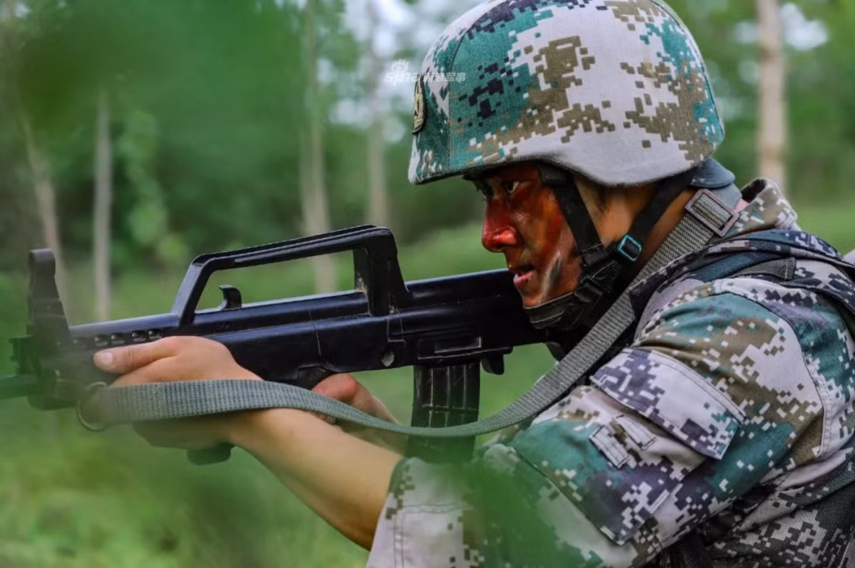 Trinh sát Trung Quốc bôi mực hoá trang lên mặt nhưng lại... quên không bôi vào tay. Nguồn ảnh: Sina.
