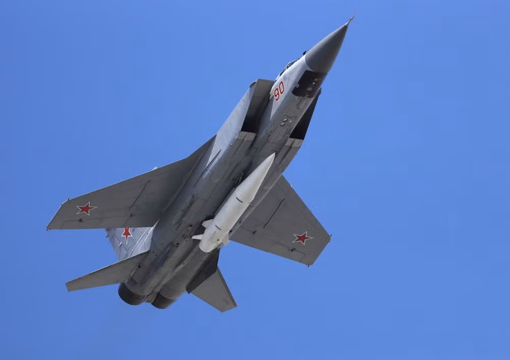 Tốc độ Mach 12 của tên lửa siêu siêu âm Kh-47M2 Kinzhal tương đương với khoảng 14.700 km/h - đủ nhanh để vượt mặt mọi hệ thống phòng không đánh chặn trước khi đối phương kịp phản ứng. Nguồn ảnh: Rumil.