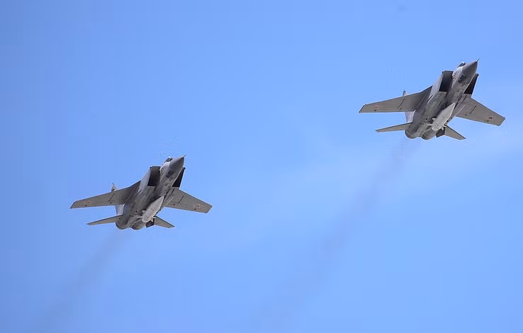 Với chiến đấu cơ MiG-31K, loại máy bay này mang theo được chỉ một quả tên lửa Kh-47M2 Kinzhal duy nhất được treo ở giữa thân máy bay. Nguồn ảnh: Rumil.