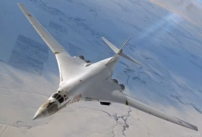 Nhiều khả năng, các máy bay ném bom Tu-160 của Nga sẽ cần phải cải biên đôi chút trước khi tương thích với loại tên lửa to, nặng, cồng kềnh như Kh-47M2 Kinzhal. Nguồn ảnh: Rumil.
