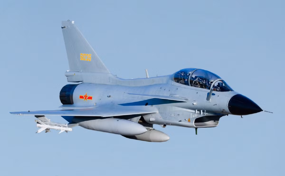 Ở một khía cạnh khác, chiến đấu cơ J-10 hiện được xem là "phiên bản F-16 của Trung Quốc" và cũng là loại chiến đấu cơ xương sống của không quân nước này. Nguồn ảnh: QQ.