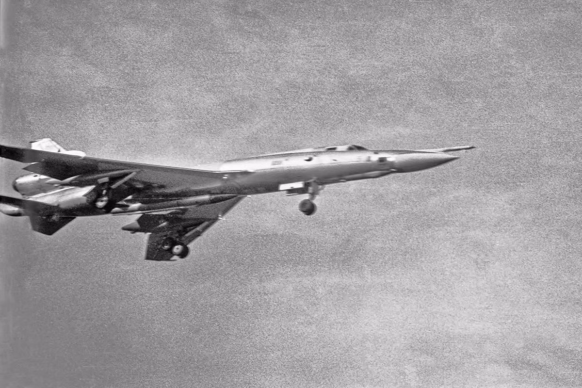 Tới đầu thế kỷ 21, Tu-22 đã kết thúc sứ mệnh của mình, được cho về hưu hoàn toàn trên khắp thế giới. Tuy nhiên người "em trai" của nó là Tu-22M tới nay vẫn được tiếp tục hoạt động và là một trong những loại máy bay ném bom chiến lược nguy hiểm bậc nhất của Nga. Nguồn ảnh: Rumil.