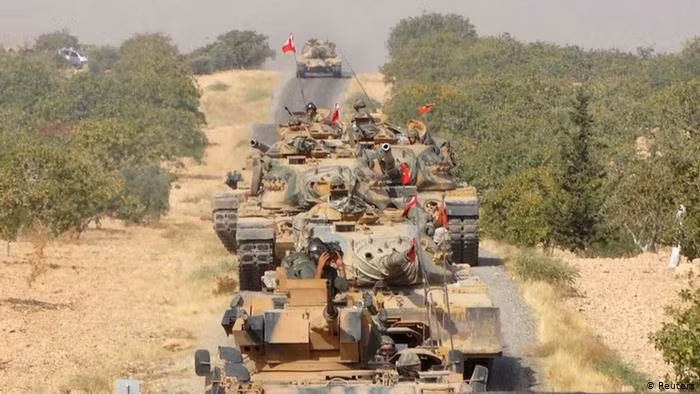 Xe tăng Thổ Nhĩ Kỳ "tắc đường" ở khu vực gần biên giới giữa nước này và Syria. Nguồn ảnh: Pinterest.