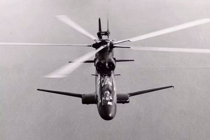 Thành quả của nỗ lực này là sự ra đời của Sikorsky S-67 Blackhawk. Đây là loại trực thăng hai ghế ngồi, thân hẹp và được chế tạo dựa trên thiết kế của trực thăng S-61. Nguồn ảnh: Pinterest.