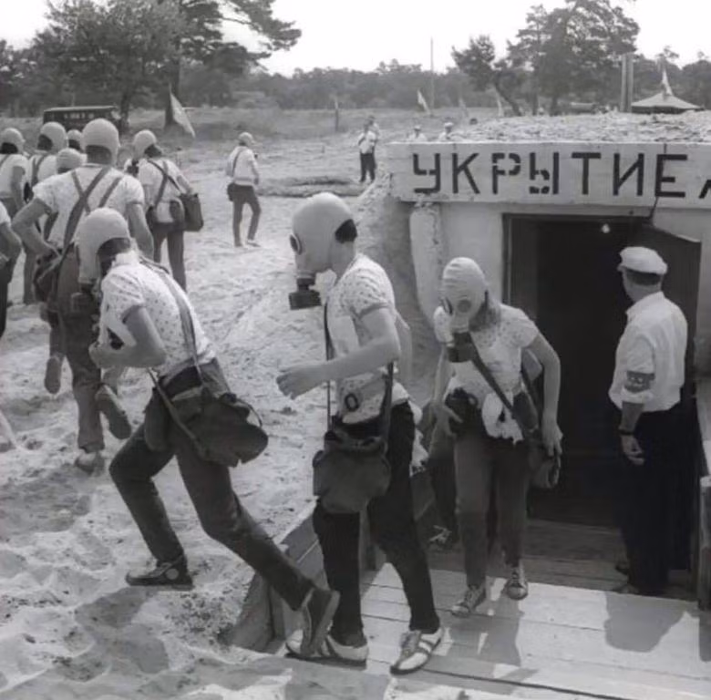 Trong khắp các hầm trú ẩn đề phòng chiến tranh hạt nhân của Liên Xô trước đây đều có trang bị loại mặt nạ này. Thậm chí, những người Liên Xô sống qua chiến tranh Lạnh ai cũng từng được dạy cách sử dụng loại mặt nạ này. Nguồn ảnh: Pinterest.