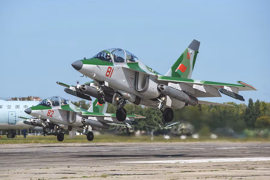 Để đáp ứng nhu cầu chiến đấu và huấn luyện chiến đấu, Yakovlev Yak-130 có 6 giá treo vũ khí dưới cánh nhưng khi cần thiết, có thể tăng lên 8 giá treo với tổng tải trọng vũ khí tối đa 3 tấn. Nguồn ảnh: Airliners.