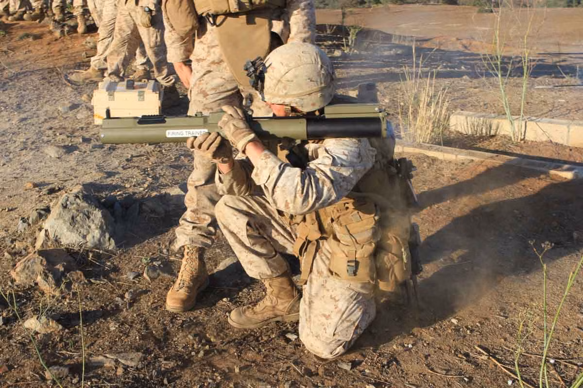 Với súng chống tăng M72 LAW, mọi người lính đểu có thể được cung cấp khả năng chống tăng tốt, đảm bảo người lính không còn "nỗi sợ hãi" tột cùng khi gặp phải thiết giáp đối phương. Nguồn ảnh: Pinterest.