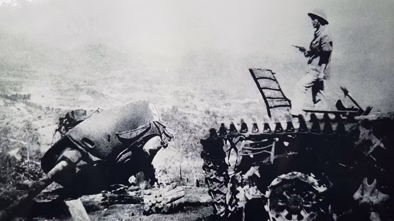 Súng chống tăng M72 LAW sử dụng cỡ đạn 66mm và có tầm bắn hiệu quả khoảng 200 mét, khá phù hợp khi tác chiến ở vùng đồi núi phía Bắc vốn có khoảng cách giao tranh hẹp, địa hình bị chia cắt nên tầm bắn không thể quá xa. Nguồn ảnh: TTXVN.