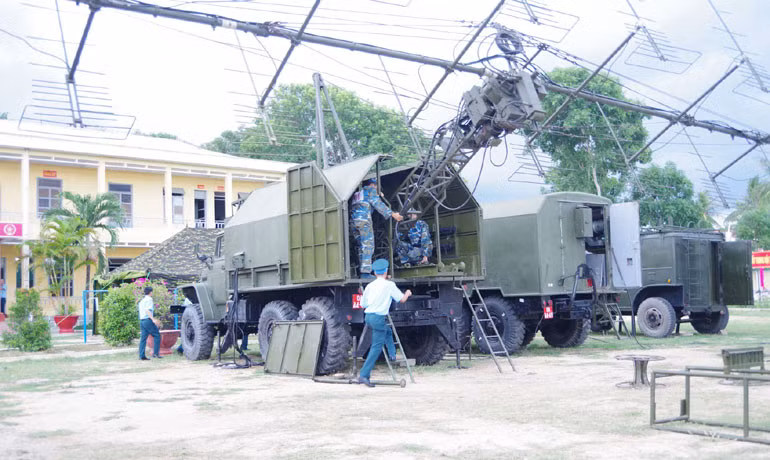 Hệ thống này cũng được trang bị màn hình tinh thể lỏng thay cho vòng nhìn bằng tia điện tử của đài P-18. Ngoài giàn ăng-ten gốc của P-18 ban đầu, P-18M còn được trang bị thêm 4 ăng-ten áp chế chống nhiễu. Nguồn ảnh: Archive.