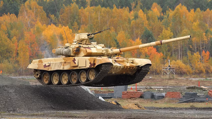 Hiện tại, quân đội Nga đang có khoảng 400 xe tăng T-90 phiên bản cũ trong biên chế. Tất cả 400 chiếc này sẽ cần được nâng cấp và cải biên càng sớm càng tốt. Nguồn ảnh: Livejournal.