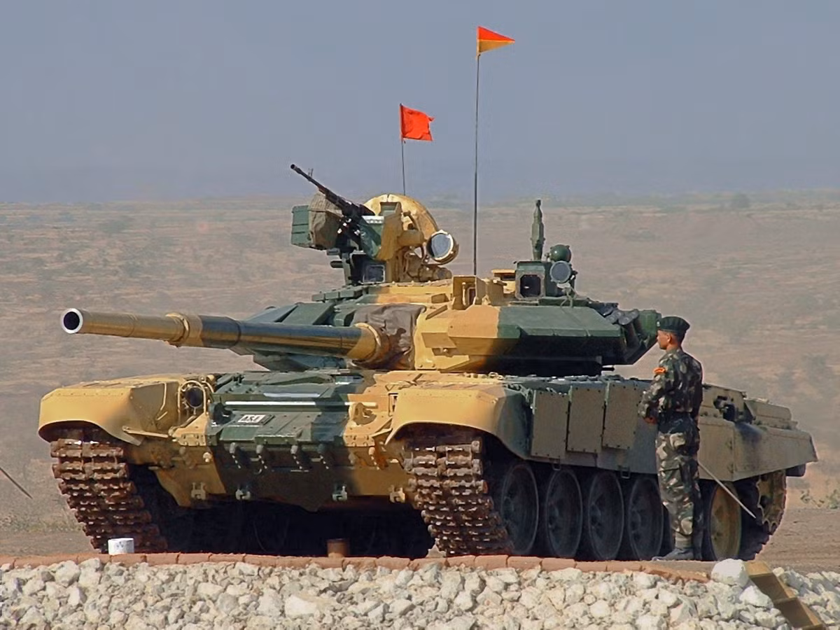 Nhiều chuyên gia quân sự tỏ ra khá bất ngờ khi một chiếc xe tăng chủ lực T-90 - loại xe tăng chủ lực mạnh bậc nhất trên thị trường xuất khẩu hiện nay xuất hiện trong lãnh thổ Mỹ. Nguồn ảnh: Rumil.