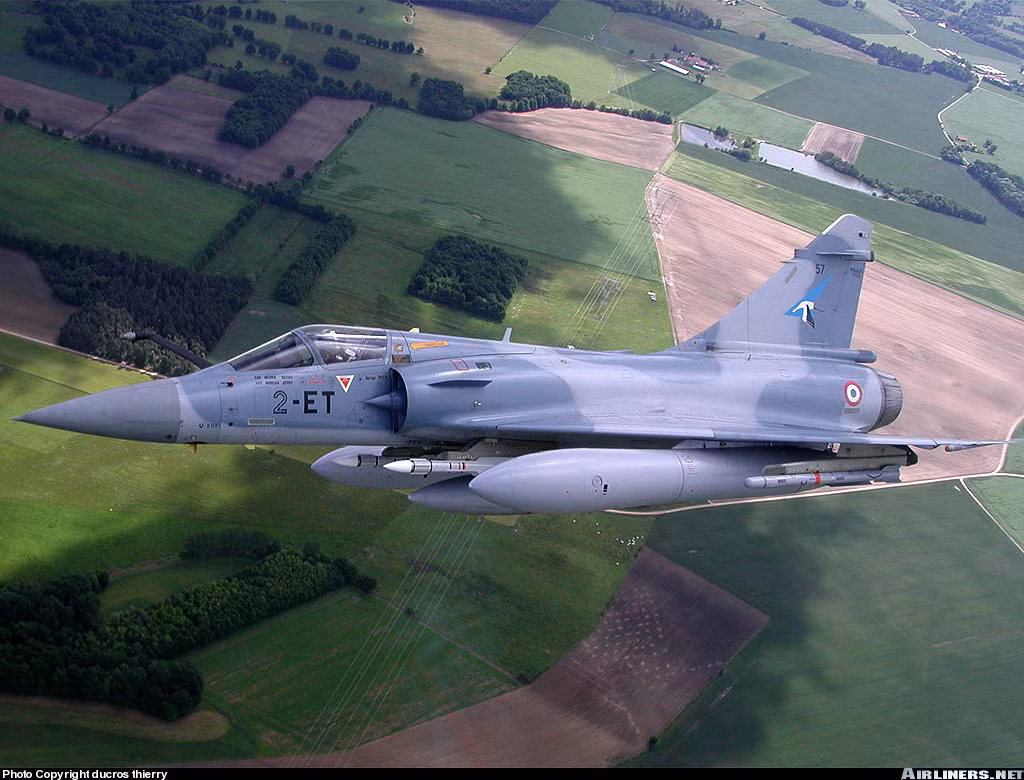 Các loại vũ khí Mirage-2000 mang theo được bao gồm tên lửa không đối không, tên lửa không đối đất, bom không điều khiển hoặc bom thông minh. Nguồn ảnh: Airfighter.