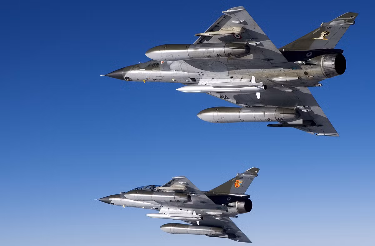 Tầm hoạt động của Mirage-2000 vào khoảng 1550 km, tầm bay tối đa khi bay không mang theo vũ khí với thùng nhiên liệu phụ có thể lên tới 3335 km. Nguồn ảnh: Airfighter.