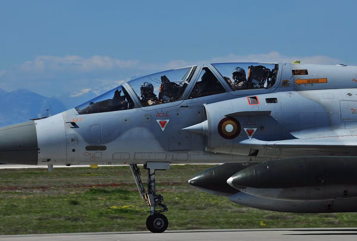 Tổng cộng đã có hơn 600 chiếc Mirage-2000 từng được sản xuất, trong số đó tới nay có tới hơn 300 chiếc vẫn đang phục vụ trong không quân Pháp, số còn lại phục vụ trong không quân của Ấn Độ, UAE, Đài Loan và nhiều quốc gia khác. Nguồn ảnh: Airfighter.