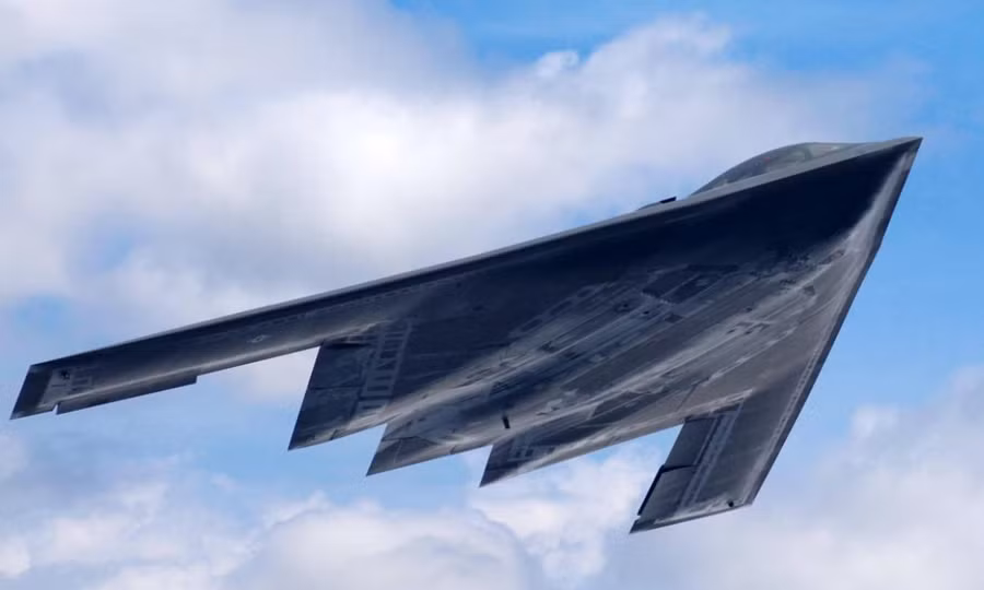 Về thiết kế, B-21 Raider có thiết kế khá tương đồng với B-2 Spirit khi sử dụng công nghệ khí động học độc quyền của Không quân Mỹ. Theo đó, B-21 Raider sẽ có kiểu dáng dẹt, thân và cánh gần như liền mạch và không có cánh đuôi thẳng đứng. Nguồn ảnh: USAF.