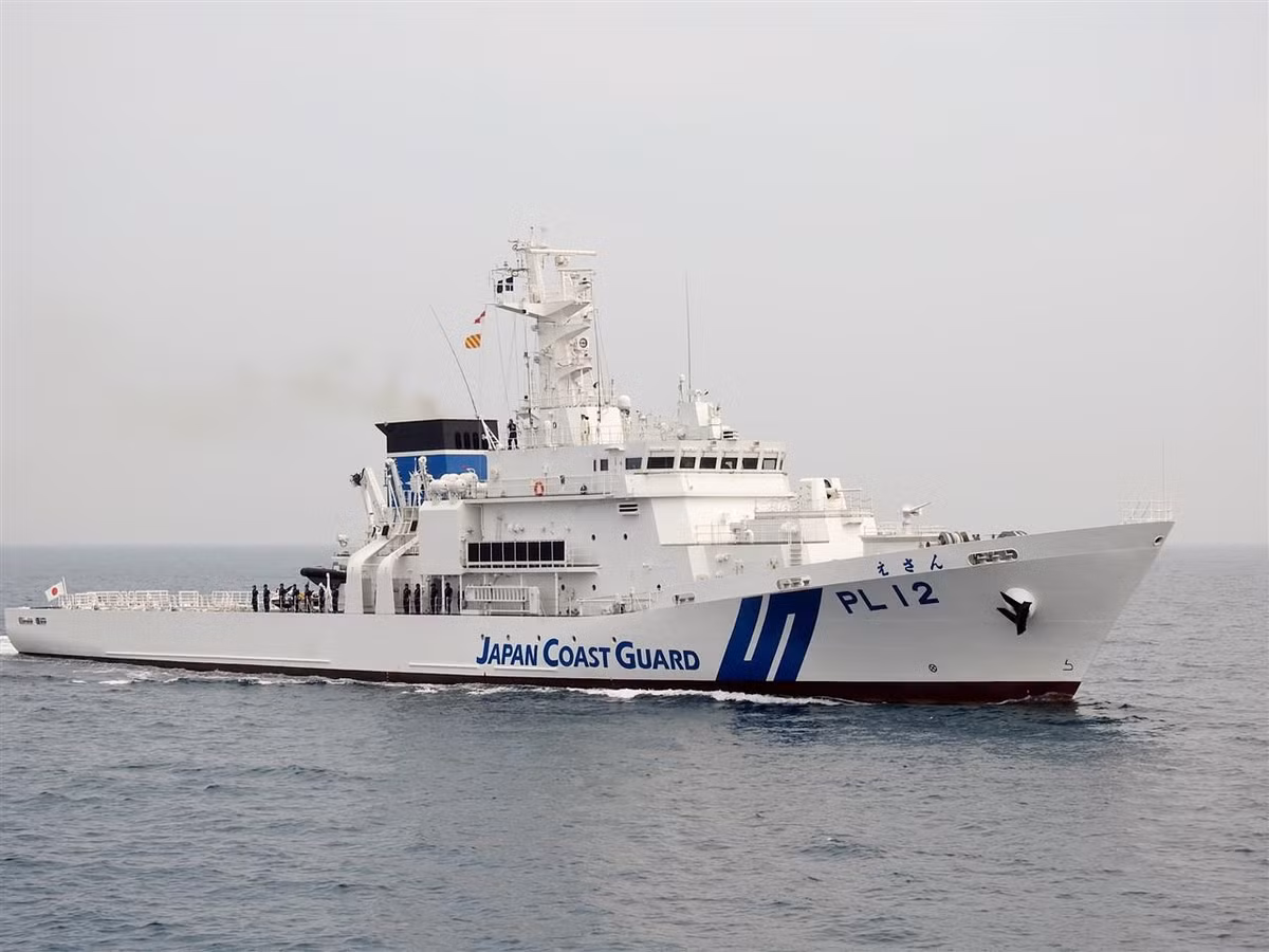 Tàu được trang bị một sàn đỗ trực thăng ở phía sau, tuy nhiên lại không kèm theo nhà chứa trực thăng nên rất khó có thể mang theo trực thăng hoạt động dài ngày trên biển. Nguồn ảnh: Livejournal.
