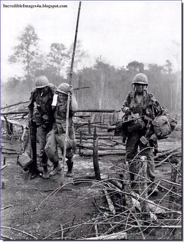 Thương binh Mỹ rút lui sau khi đụng độ quân giải phóng do bị phục kích. Nguồn ảnh: Flickr.