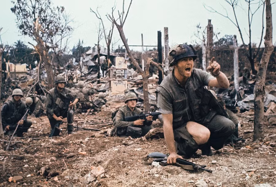 Một chỉ huy của lính Thuỷ quân Lục chiến Mỹ tại Huế năm 1968 tham chiến trong tình trạng quân phục rách toạc sau nhiều ngày căng thẳng đối phó với quân giải phóng. Nguồn ảnh: Flickr.