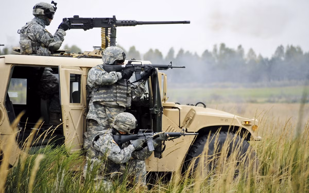 Trong số này nổi tiếng phải kể đến khẩu súng máy M2 Browning. Khẩu súng máy hạng nặng này từng được bộ binh Mỹ sử dụng từ trước Chiến tranh Thế giới thứ hai cho tới tận ngày hôm nay. Nguồn ảnh: BI.