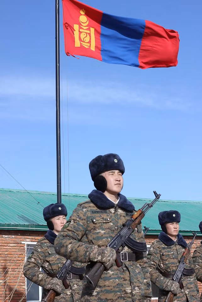 Tại nhiều khu vực, lính Mông Cổ có quân phục và trang bị không khác gì với lính Nga. Nguồn ảnh: BMDP.